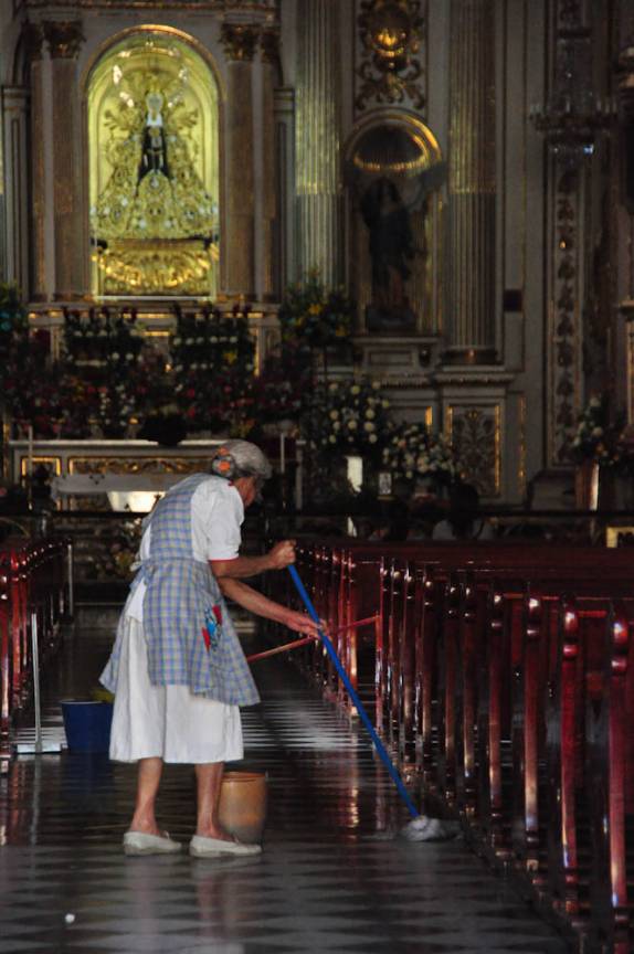 Mantendo limpa a igreja! (em Oaxaca, no México)